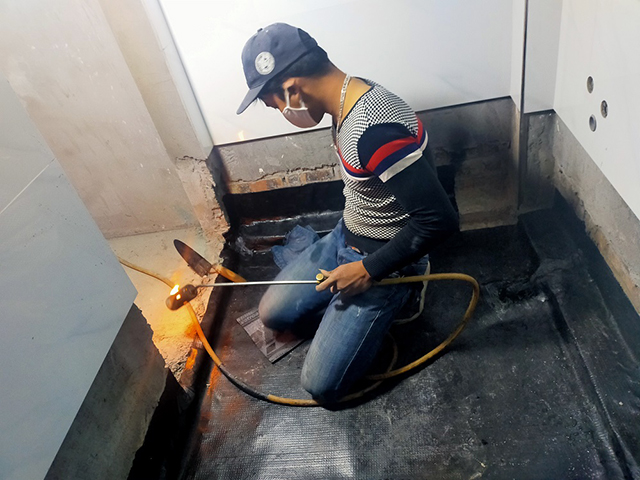 Dùng màng khò nóng chống thấm nhà vệ sinh