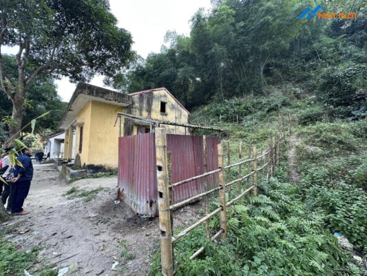 Nhà vệ sinh được dựng tạm không đủ vệ sinh