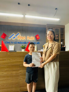 Cháu nhỏ đến tận Văn phòng Nhà Mới để ủng hộ dự án thiện nguyện vùng cao