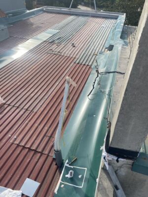 bắn tôn che khe hở giữa 2 tường nhà liền kề