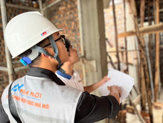 Kiến trúc sư Nhà Mới kiểm tra hệ thống giằng, cốp pha, chống sàn