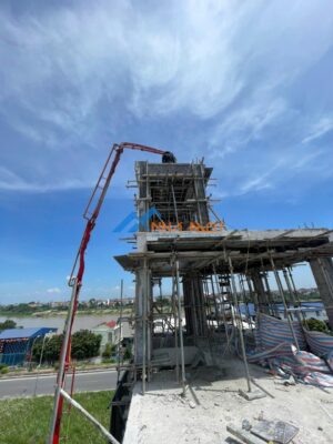 Đổ bê tông mái nhà phố hiện đại 5 tầng 1 tum tại Ngọc Thuy, Long Biên